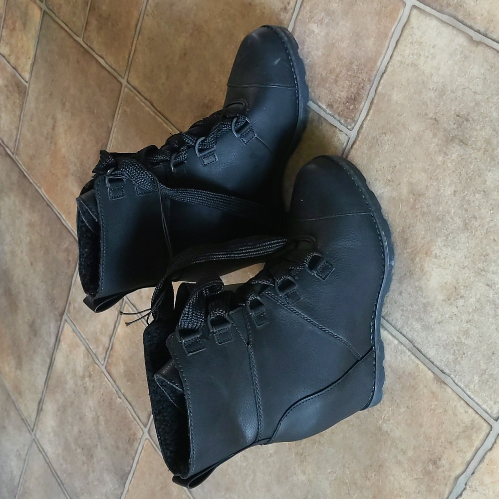 Universal Thread boots, size 6